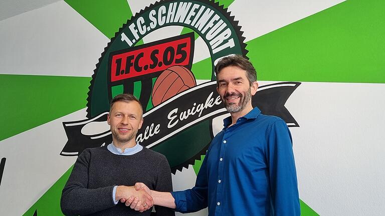 Grüß Gott in Schweinfurt: FC-05-Sportleiter Robert Hettich (rechts) begrüßt den künftigen Trainer Christian Gmünder, der im Juni übernimmt, in der Geschäftsstelle des Vereins.