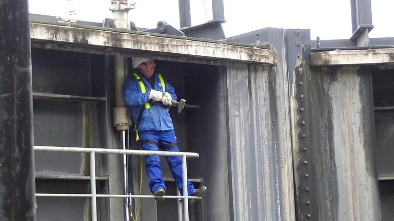 Für die Schleusenrevision wurde die Schifffahrt auf dem Main komplett gesperrt. Nachdem das Wasser abgeleitet wurde, begannen die Reparaturen an den Toren.