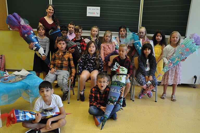 Die Ganztagsklasse 1g besuchen in Hofheim 17 Kinder, acht Jungen und neun Mädchen. Klassenlehrerin ist Maria Pammer-Hiebe. Die Ganztagsklasse 1g besuchen in Hofheim 17 Kinder, acht Jungen und neun Mädchen. Klassenlehrerin ist Maria Pammer-Hiebe.