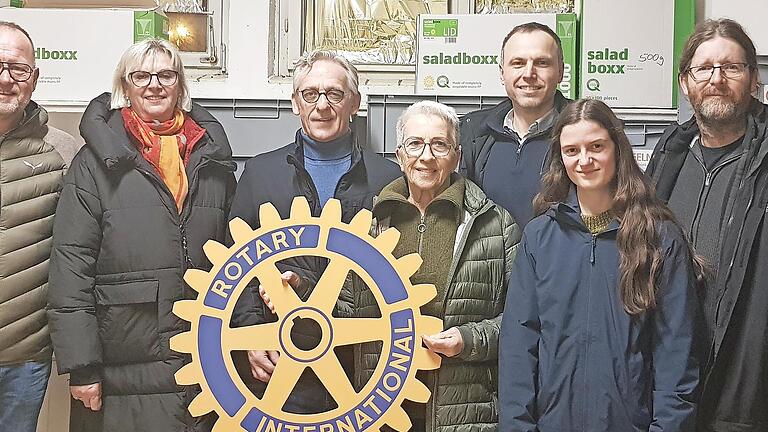 Sie freuen sich über die Spenden (von links): Frank Kugler (Freunde des Wildparks Klaushof), Dagmar Ziegler (Tafel Bad Kissingen), Oliver Hüfner (Rotary Club Bad Kissingen), Hildegard Sonnenschein (Tafel Bad Kissingen), Steffen Krambo (Rotary Club...       -  Sie freuen sich über die Spenden (von links): Frank Kugler (Freunde des Wildparks Klaushof), Dagmar Ziegler (Tafel Bad Kissingen), Oliver Hüfner (Rotary Club Bad Kissingen), Hildegard Sonnenschein (Tafel Bad Kissingen), Steffen Krambo (Rotary Club Bad Kissingen), Laura Kramer und Christian Fenn (Kidro).