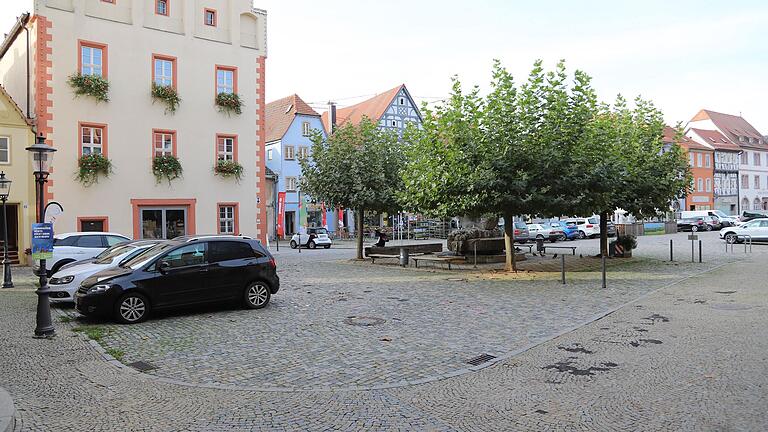 Der Marktplatz in Gerolzhofen ist seit Jahren sanierungsbedürftig. In diesem Jahr sollen die Arbeiten tatsächlich starten – zumindest die archäologischen Untersuchungen im Untergrund. Der Marktplatz in Gerolzhofen ist seit Jahren sanierungsbedürftig. In diesem Jahr sollen die Arbeiten tatsächlich starten – zumindest die archäologischen Untersuchungen im Untergrund.