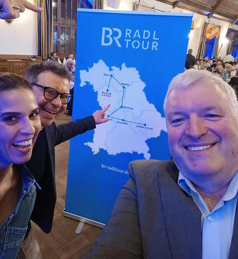 Janina Weber, Hauptorganisatorin der Tour, und Dr. Markus Riese, Marketing-Chef des Bayerischen Rundfunks, mit Eberns Bürgermeister Jürgen Hennemann.