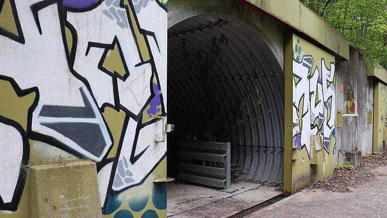 Ehemalige Bunker der US-Armee im Klingenwald zwischen Kitzingen und Kaltensondheim. Errichtet wurden sie 1984, endgültig aufgegeben 2006 mit dem Abzug der US Army aus Kitzingen, jetzt ein Lost Place.