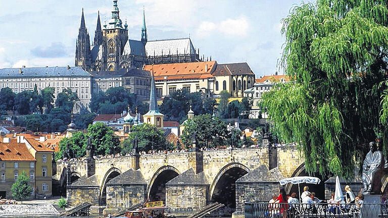 Prag sehen und verstehen: Für alle, die Tschechien nicht nur von der Postkarte, sondern auch hautnah und in der Landessprache erleben wollen, bietet die Vhs-Karlstadt seit diesem Semester einen Tschechisch-Kurs an.