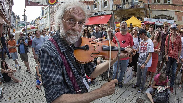 Wenn er spielt, bleiben die Leute stehen: der Straßenmusiker Klaus der Geiger, hier bei einem Auftritt im thüringischen Rudolstadt.