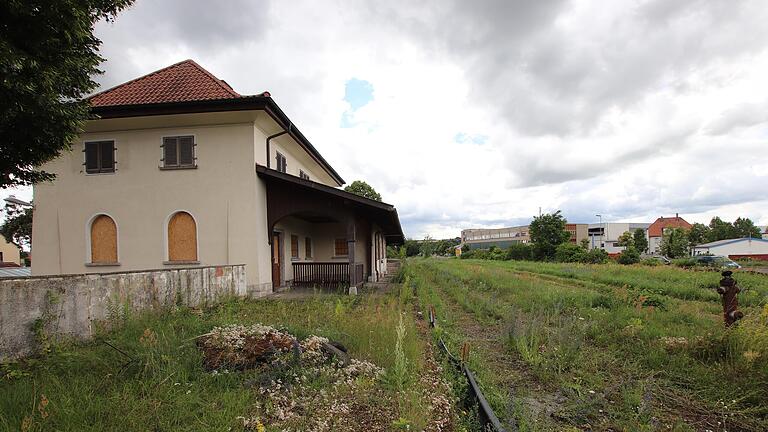 Rund um den alten Etwashäuser Bahnhof will der Immobilienentwickler Wolfgang Rosentritt acht Wohnhäuser bauen.