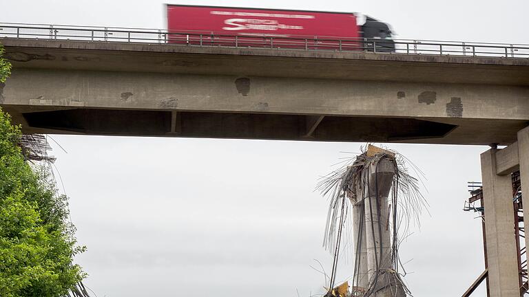 Blick auf den Unglücksort Mitte Juni 2016: Im Vordergrund die alte A7-Brücke, im Hintergrund der Teil, der bei der Betonage eingestürzt waren.