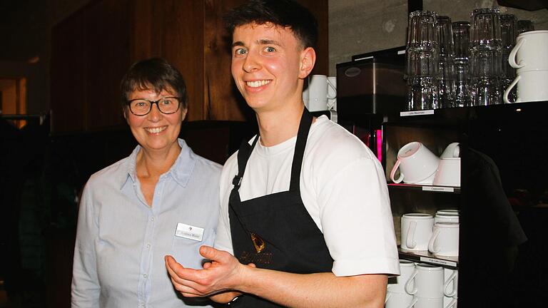 Andrea Maier und ihr Sohn Philipp Maier, Geschäftsführer der Richthofen-Circle GmbH, freuen sich sehr, dass ins Restaurant 'Gallo Pardo' wieder Leben eingezogen ist. Andrea Maier und ihr Sohn Philipp Maier, Geschäftsführer der Richthofen-Circle GmbH, freuen sich sehr, dass ins Restaurant 'Gallo Pardo' wieder Leben eingezogen ist.