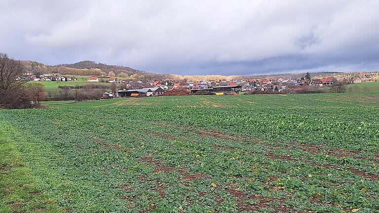 Machbarkeitsstudie zu Umgehung von Breitenbach/Mitgenfeld       -  Über diese Äcker könnte eine Ortsumgehung für Breitenbach und Mitgenfeld verlaufen (hinten die Häuser von Mitgenfeld). Der Oberleichtersbacher Gemeinderat will aber das Projekt mehrheitlich nicht weiterverfolgen.