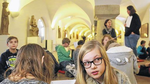 Bilddiktat: Die eine schaut und beschreibt das Kunstwerk, die andere soll es nach diesen Informationen quasi blind nachzeichnen. Bilddiktat: Die eine schaut und beschreibt das Kunstwerk, die andere soll es nach diesen Informationen quasi blind nachzeichnen.