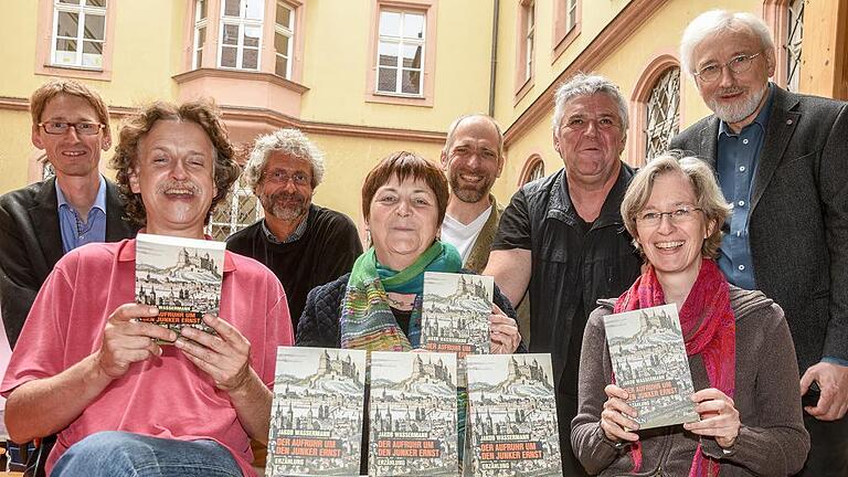 Die Organisatoren der Aktion &bdquo;Würzburg liest ein Buch&ldquo; mit der für April 2016 ausgewählten Novelle von Jakob Wassermann, &bdquo;Der Aufruhr um den Junker&ldquo;.