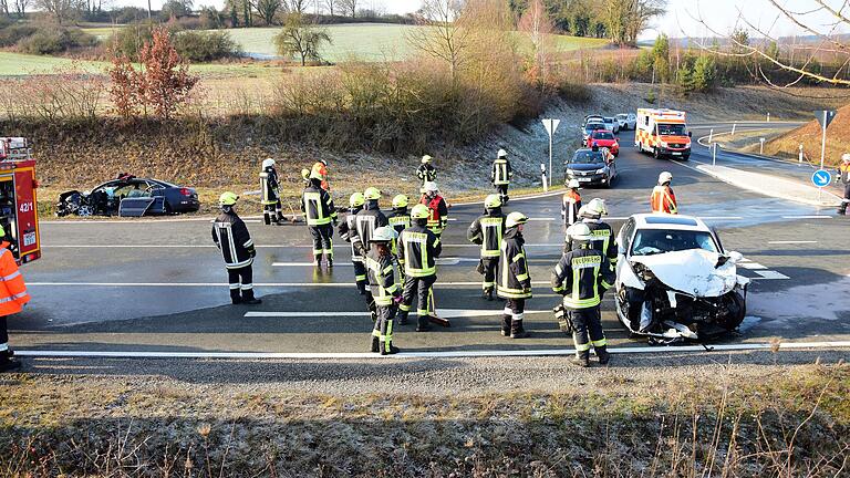 Drei Autos waren am Sonntag gegen 11.30 Uhr in einen Unfall an der Einmündung Bundesstraße 8/Staatstraße 2315 (aus Richtung Hafenlohr) bei Marktheidenfeld verwickelt, bei dem ein Fahrer schwer verletzt wurde.&nbsp;