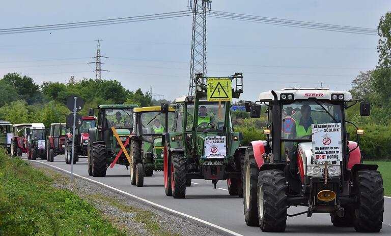 Mit einer Schlepper-Kolonne von Bergrheinfeld nach Grafenrheinfeld protestierten Landwirte gegen die Stromautobahn SuedLink.