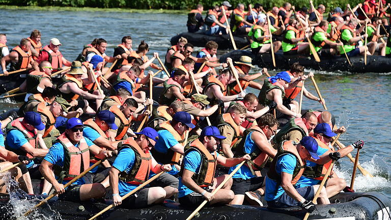 Anand Anders       -  Trotz tropischer Temperaturen feuerten tausende Besucher die 40 Teams an, die beim 11. Rotarian Rowdy River Raft Race gegeneinander antraten - Deutschlands größtem Schlauchbootrennen dieser Art in Deutschland.