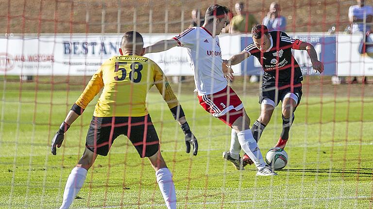 Seine Region&nbsp; ist der gegnerische Strafraum: Christian Klug (rechts), hier noch im Kreisligaspiel seiner DJK Oberschwappach beim FC Haßfurt, ist Kapitän und Torjäger seines Heimatvereins. Zur neuen Saison wechselt er in die A-Klasse zum FSV Krum.