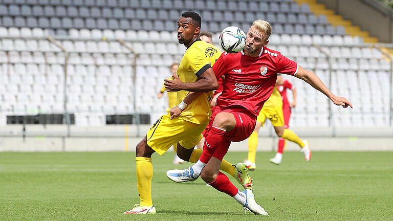 Harter Kampf um den Ball: Kickers-Angreifer Saliou Sane und Türkgücü-Verteidiger Michael Zant.