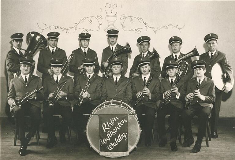 1962 entstand dieses Foto mit der damals neu gegründeten Musikkapelle Waldberg unter dem Dirigenten Simon Söder.