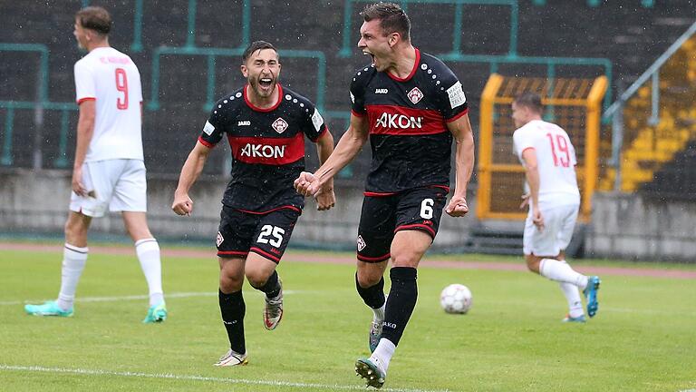 Dominik Meisel (links) bejubelt gemeinsam mit Marius Wegmann dessen Treffer zum 1:0 für die Würzburger Kickers.