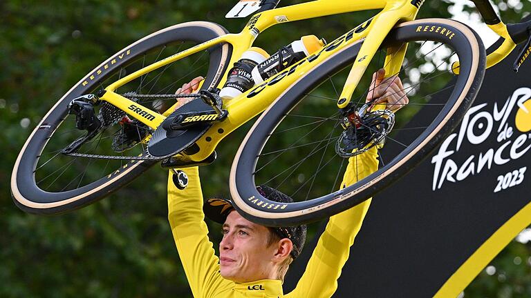 &nbsp;Jonas Vingegaard, Gesamtsieger der&nbsp;Tour de France 2023: In seinem Fahrrad sind Komponenten von SRAM enthalten. Im Standort Schweinfurt der Firma werden unter anderem die Antriebskassetten am Hinterrad produziert.&nbsp;