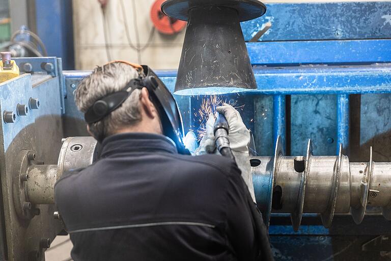 Ein Mitarbeiter der Firma Geißel Maschinenbau führt Schweißarbeiten durch. Ein Mitarbeiter der Firma Geißel Maschinenbau führt Schweißarbeiten durch.