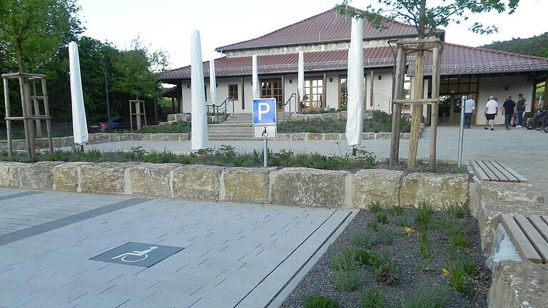 Vor der Günter-Burger-Halle gibt es Behinderten-Parkplätze. Vor der Günter-Burger-Halle gibt es Behinderten-Parkplätze.