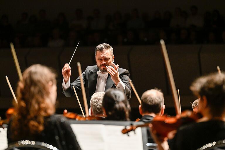 In Italien wird Dirigent Enrico Calesso inzwischen als Spezialist für das deutsche Fach von Wagner bis Mahler und Strauss gesehen. In Italien wird Dirigent Enrico Calesso inzwischen als Spezialist für das deutsche Fach von Wagner bis Mahler und Strauss gesehen.