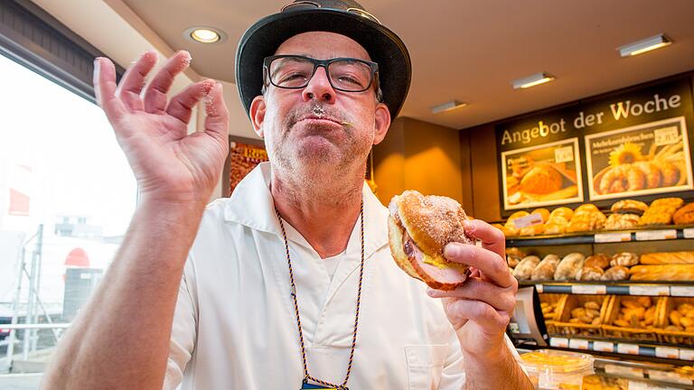 Ralf Rösner erfand den Leberkäs-Krapfen schon im Jahr 2017. Seit zehn Jahren verteilt er kuriose Krapfenkreationen auf dem Würzburger Faschingsumzug.