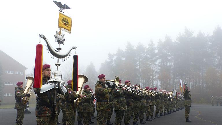 Mit  Marschmusik und leichtem Nebel war die Stimmung bei der Gelöbnisfeier besonders eindrucksvoll.