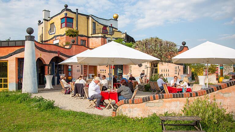 In Untereisenheim sind Heckenwirtschaft und Weingut von Friedensreich Hundertwasser entworfen worden.