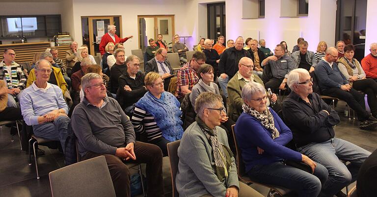 Rund 60 Bürgerinnen und Bürger kamen in den Schafhof in Wiesentheid zur Bürgerversammlung. Rund 60 Bürgerinnen und Bürger kamen in den Schafhof in Wiesentheid zur Bürgerversammlung.