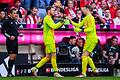 Bayern München - VfL Wolfsburg       -  Daniel Peretz (l) durfte schon einmal Manuel Neuer (r) im Bayern-Tor ablösen.