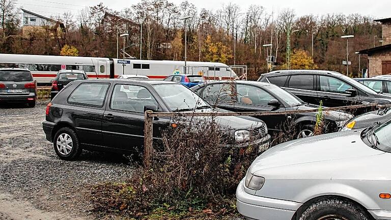 Es bleibt dabei: Die Umgestaltung des Bahnhofsumfelds in Kitzingen wird mit dem Bau eines Park & Ride Parkplatzes im Süden des Bahnhofs beginnen. Dort, wo heute noch die Autos auf Schotter stehen, sollen 119 Stellplätze gebaut werden. Es bleibt dabei: Die Umgestaltung des Bahnhofsumfelds in Kitzingen wird mit dem Bau eines Park & Ride Parkplatzes im Süden des Bahnhofs beginnen. Dort, wo heute noch die Autos auf Schotter stehen, sollen 119 Stellplätze gebaut werden.