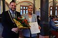 Bürgermeister Matthias Bielek überreichte Sabine Lamparter als Anerkennung ihrer langjährigen Dienstzeit die Urkunde der Stadt Dettelbach.