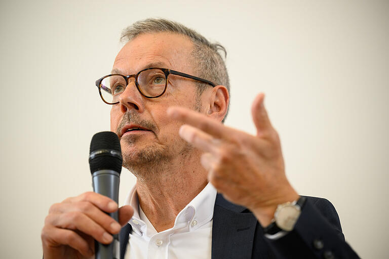 Prof. Peter Bofinger sagt: 'Es wäre falsch, jetzt die Globalisierung negativ zu sehen.' Prof. Peter Bofinger sagt: 'Es wäre falsch, jetzt die Globalisierung negativ zu sehen.' 