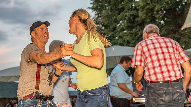 Homburger Weinfest       -  Zahlreiche Menschen besuchen am Freitag (22.07.22) bei sommerlichen Temperaturen das Homburger Weinfest in Triefenstein.
