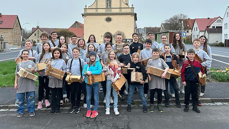 Im Bild die Ministranten Mönchstockheim mit Rappeln.