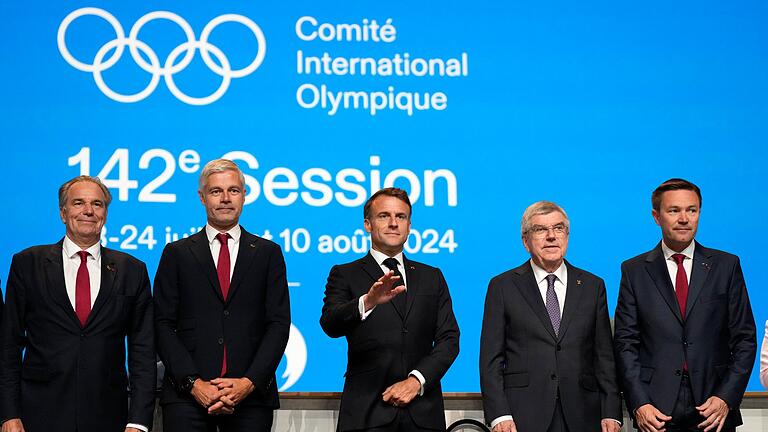 Paris 2024 - IOC-Session - Frankreichs Olympia-Bewerber um Staatschef Emmanuel Macron (M) versprachen, die noch offenen Garantien für die Winterspiele zu gewähren. Paris 2024 - IOC-Session - Frankreichs Olympia-Bewerber um Staatschef Emmanuel Macron (M) versprachen, die noch offenen Garantien für die Winterspiele zu gewähren.