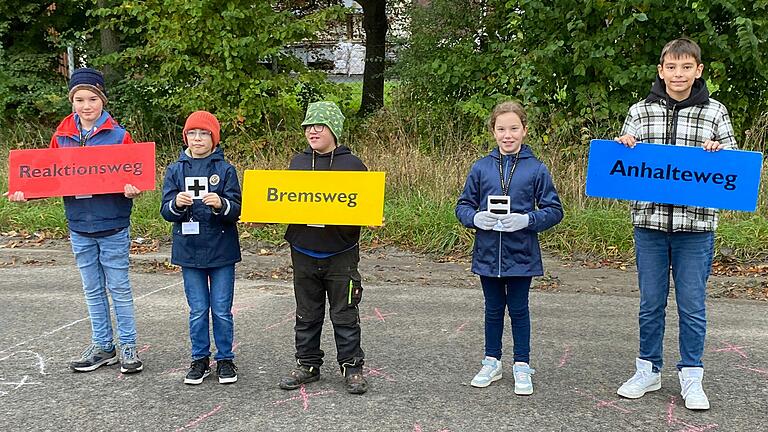 Auf dem Foto: Realschüler beim Hallo Auto-Unterricht zum Anhalteweg.