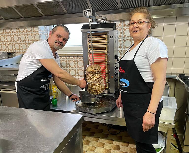 Mit Elan und Begeisterung präsentiert das neue Pächter-Ehepaar seinen Gästen am ersten Tag griechische Spezialitäten, hier bei der Zubereitung des Gyros.