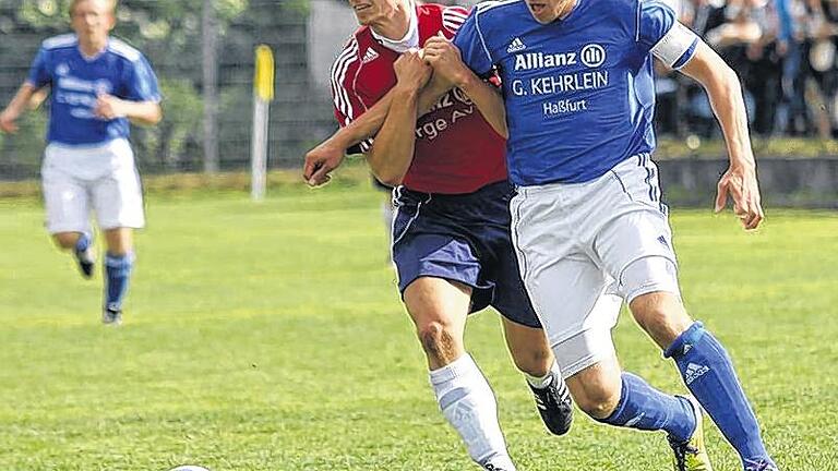 Auftakt nach Maß: Augsfelds Thorsten Schlereth (rechts) setzt sich trotz starker Behinderung gegen seinen Margetshöchheimer Bewacher Michael Hemmerich durch und erzielt das 1:0.