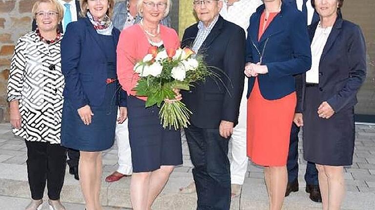 Glückwünsche zum 70. Geburtstag von Lieselotte Feller (Fünfte von links) überbrachten (von links) Annemarie Schuler (stellvertretende FU-Kreisvorsitzende), Lothar Zachmann (Förderverein Geomed-Klinik), Martina Gießübel (FU-Kreisvorsitzende), Annemarie Lutz (stellvertretende FU-Kreisvorsitzende), Ehemann Winfried Feller, Edeltraud Baumgartl (stellvertretende FU-Kreisvorsitzende), MdB Anja Weisgerber (CSU-Kreisvorsitzende und FU-Bezirksvorsitzende), Bürgermeister Thorsten Wozniak sowie stellvertretende Landrätin Christine Bender.