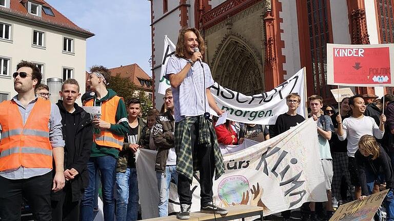 Benedikt Schürzinger, Gründungsmitglied bei Fridays For Future in Würzburg bei einer Kundgebung.