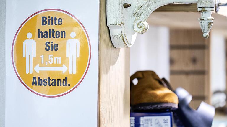 Mit Abstandhalten allein ist es ab Mittwoch nicht mehr getan: Dann müssen viele Läden im Haßbergkreis ihren Kundenverkehr einstellen. Schuld daran sind die hohen Inzidenzwerte. Mit Abstandhalten allein ist es ab Mittwoch nicht mehr getan: Dann müssen viele Läden im Haßbergkreis ihren Kundenverkehr einstellen. Schuld daran sind die hohen Inzidenzwerte.