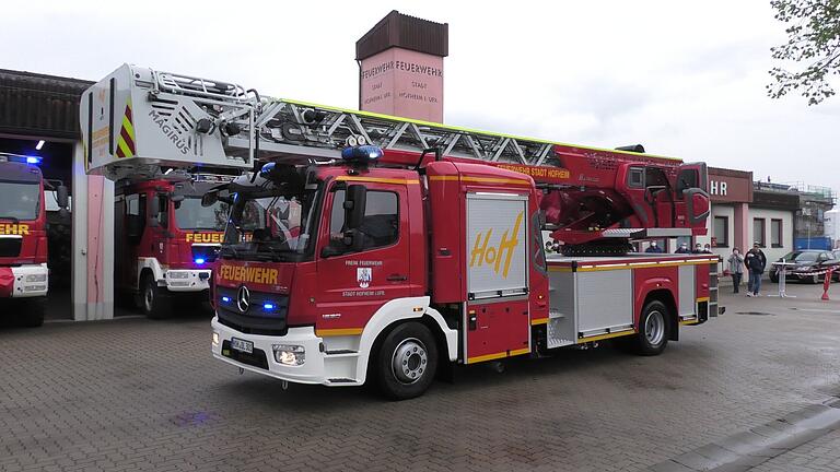 Eine fabrikneue Drehleiter im Wert von über einer Dreiviertelmillion Euro kann nun die Freiwillige Feuerwehr Hofheim ihr Eigen nennen.