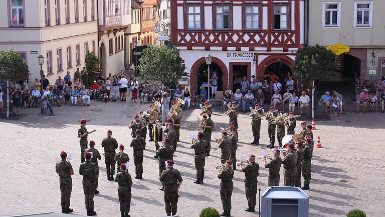 Dem feierlichen Gelöbnis auf dem Marktplatz ging ein Platzkonzert des Heeresmusikkorps Veitshöchheim mit traditioneller Marschmusik voraus.