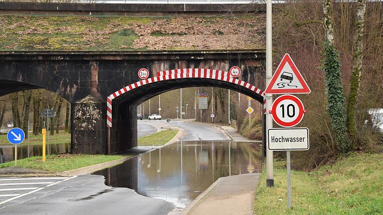 Auf der Osttangente in Lohr stand am Samstag Wasser, das aus der Kanalisation hochgedrückt worden war.