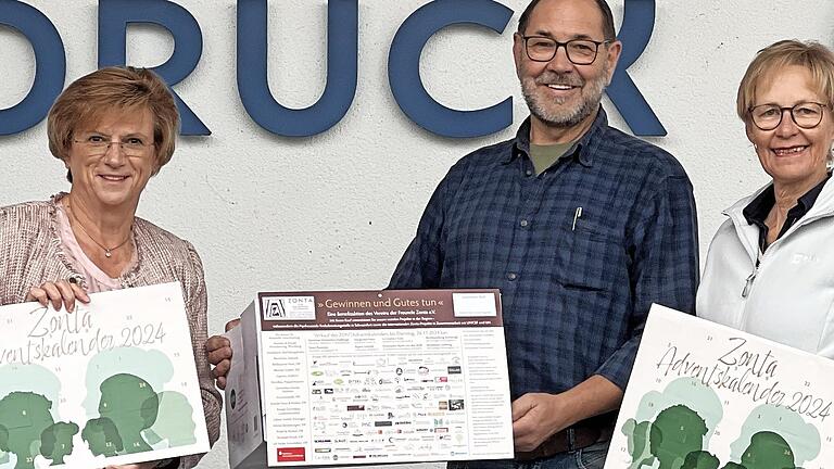 Unser Foto zeigt die Präsidentin des Zonta-Clubs Schweinfurt-Bad Kissingen, Klara Weigand (von links), Günter Rudolph von Rudolph Druck und Projektleiterin Christiane Walter bei der Vorstellung des Kalenders.       -  Unser Foto zeigt die Präsidentin des Zonta-Clubs Schweinfurt-Bad Kissingen, Klara Weigand (von links), Günter Rudolph von Rudolph Druck und Projektleiterin Christiane Walter bei der Vorstellung des Kalenders.