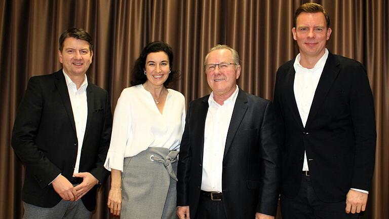 Lob und Anerkennung für Nordheims Bürgermeister Thomas Fischer (Dritter von links): Die Zahlen sprechen für sich, seine Gemeinde habe eine beachtliche positive Entwicklung durchgemacht, befanden (von links) Staatssekretär Sandro Kirchner, MdB Dorothee Bär und Bezirksrat Martin Wende. Lob und Anerkennung für Nordheims Bürgermeister Thomas Fischer (Dritter von links): Die Zahlen sprechen für sich, seine Gemeinde habe eine beachtliche positive Entwicklung durchgemacht, befanden (von links) Staatssekretär Sandro Kirchner, MdB Dorothee Bär und Bezirksrat Martin Wende.