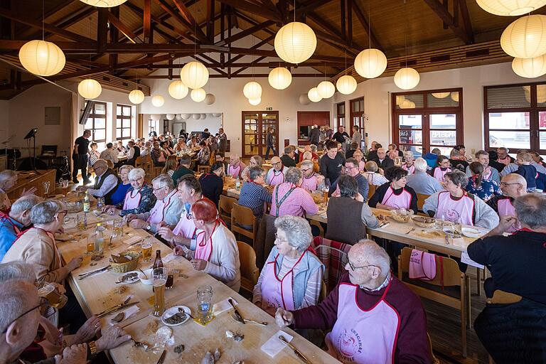 Die Original Schweinfurter Schlachtschüssel dient nicht allein der Nahrungsaufnahme, sondern ist ein geselliges Fest mit langer Tradition und festen Ritualen: Hier sind gerade 130 Menschen im Pfarrsaal Maximilian Kolbe in Schweinfurter Stadtteil Deutschhof zusammengekommen. Die Original Schweinfurter Schlachtschüssel dient nicht allein der Nahrungsaufnahme, sondern ist ein geselliges Fest mit langer Tradition und festen Ritualen: Hier sind gerade 130 Menschen im Pfarrsaal Maximilian Kolbe in Schweinfurter Stadtteil Deutschhof zusammengekommen.