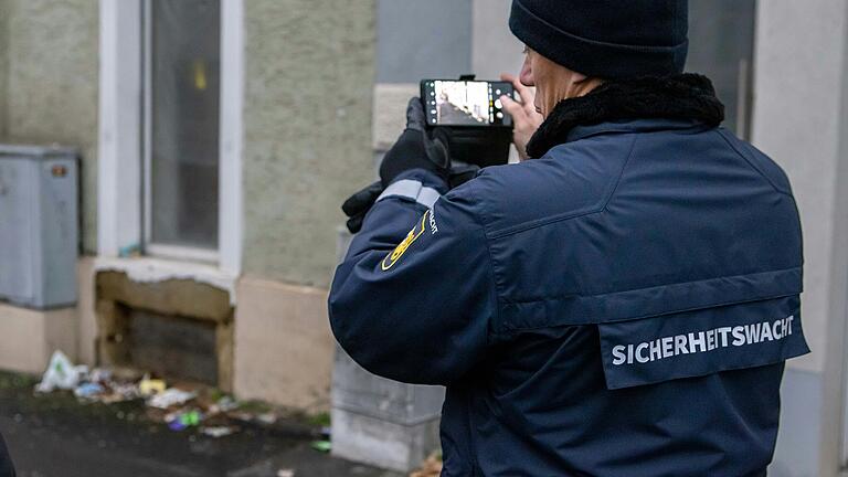Müll neben einem Haus: Christian Mayer macht ein Foto, das später an den Bauhof weitergegeben wird. Müll neben einem Haus: Christian Mayer macht ein Foto, das später an den Bauhof weitergegeben wird.
